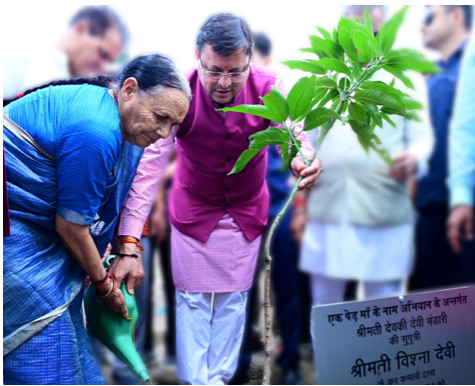 मुख्यमंत्री श्री पुष्कर सिंह धामी ने ’एक पेड़ मां के नाम’ अभियान के अंतर्गत अपनी माताजी के साथ पौधारोपण किया।